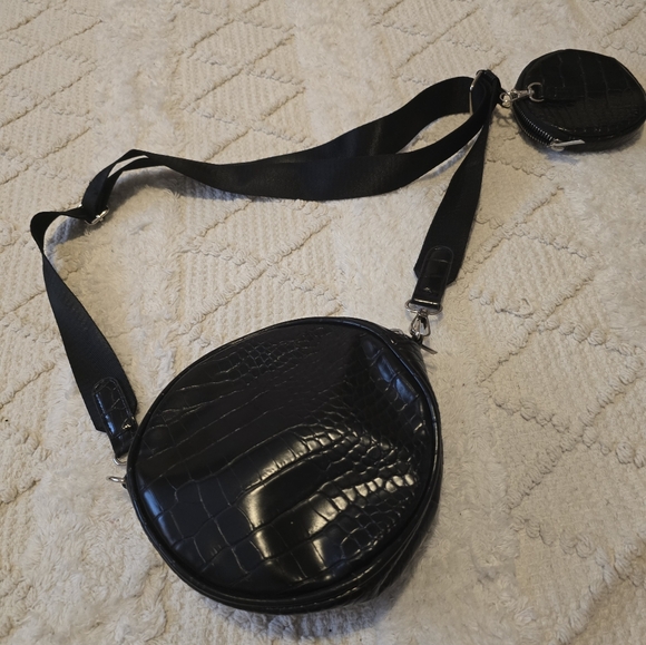 Black adjustable round bag with matching detachable coin purse. Wear many ways - Picture 1 of 10
